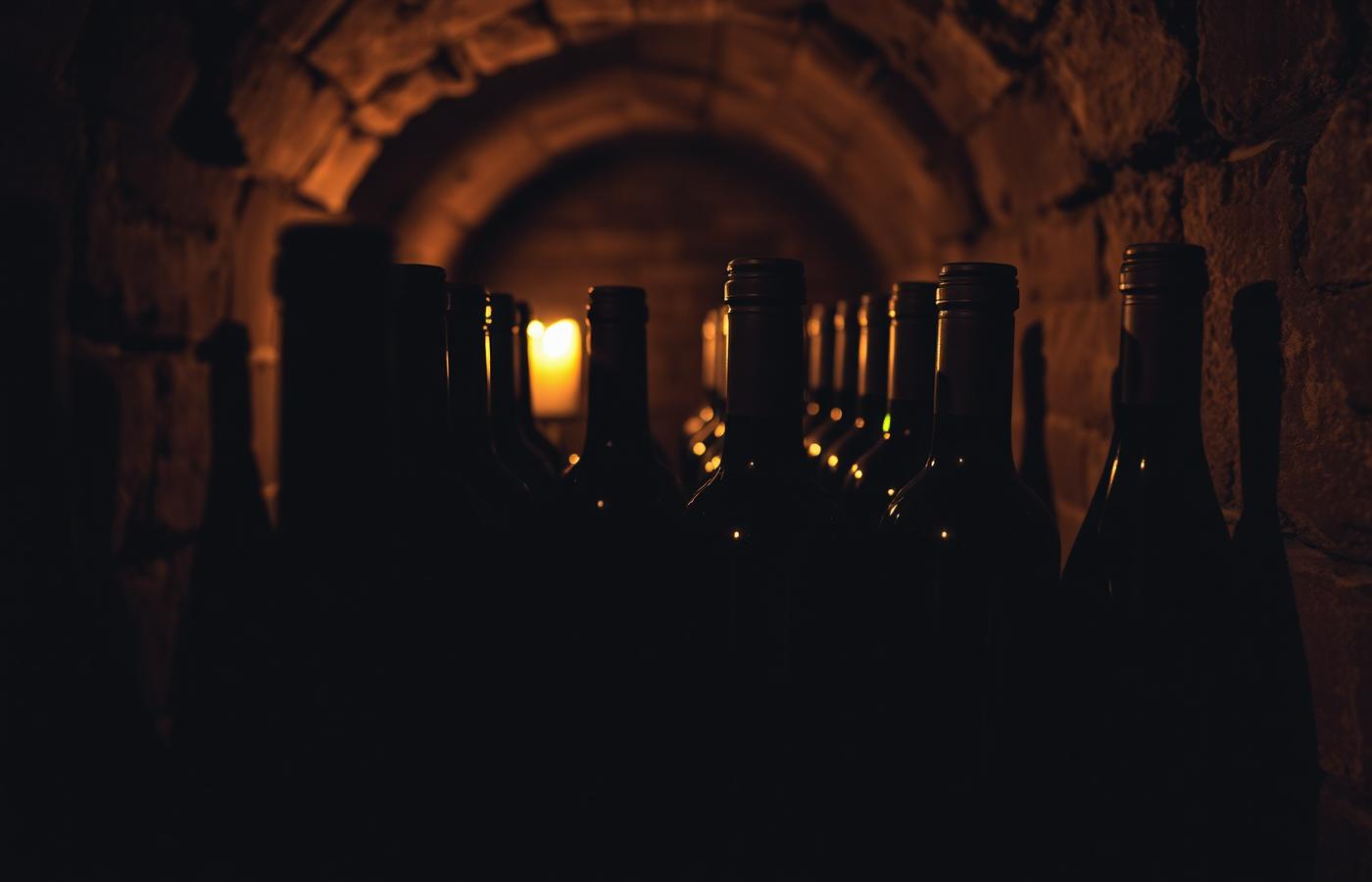 Bouteilles en macro dans la cave voûtée de L'Osmose